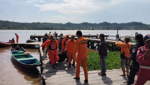 Jasad ABK TB Gonaya 10 Mengambang di Sungai Mahakam