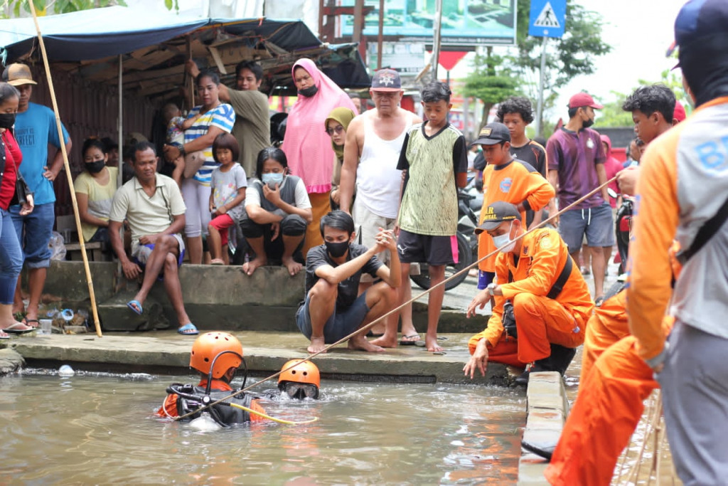 Main Banjir, Bocah Hilang