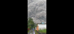 Gunung Semeru Meletus, Awan Panas Ancam Warga Kecamatan Pronojiwo, Lumajang