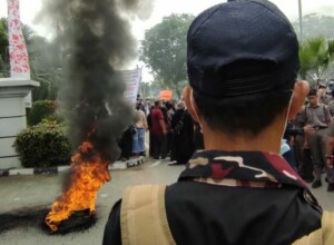 Diwarnai Bakar Ban, Aksi Siswa Tolak Pemindahan Sekolah SMAN 10 Terus Berlanjut