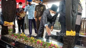 Peringati Hari Jadi Samarinda dan HUT Pemkot, Subandi Tabur Bunga di TMP dan Makam Daeng Mangkonang