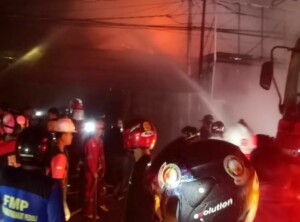 Ruko Laundry dan Showroom Motor di AW Syahranie Terbakar Rabu Dinihari Tadi