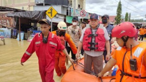 Tinjau Lokasi Banjir Balikpapan, Gubernur Kaltim : Airnya Luar Biasa Sehingga Tak Ketampungan