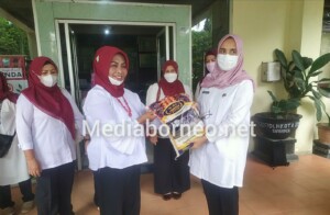 Purgas Perempuan Provinsi Kaltim Bagikan Sembako Pada Penyapu Jalan dan Panti Asuhan