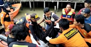 Tim SAR Temukan Jasad Remaja Yang Tenggelam di Sungai Karang Mumus