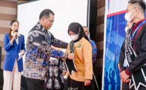 BI Kaltim Serahkan 125 Beasiswa Pada Mahasiswa Unmul dan UINSI