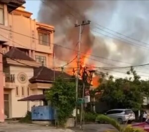 Diduga Korsleting Listrik, Rumah Kosong di Jalan Pirus Terbakar