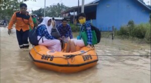 Akses Jalan Sungai Kapih “Calap”, BPBD Samarinda Evakuasi Puluhan Pelajar dan Warga