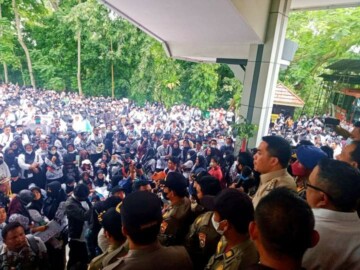 Ribuan Guru Unjuk Rasa di Balai Kota Samarinda, Walikota Tegaskan Tak Ada Penghapusan Insentif