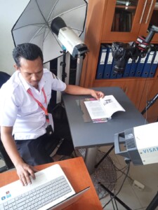 Akbar, Sosok Vital Penyelamat Koleksi Buku Langka Melalui Alih Media di DPK Kaltim