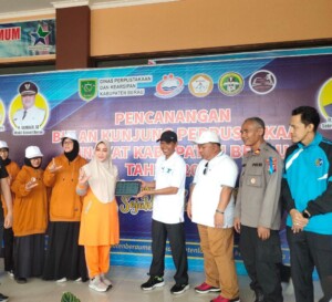 Bulan Kunjung Perpustakaan, Bupati Berau Serahkan Sedekah Buku dan Tapus Pada Dinas Perpustakaan