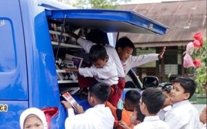 Antusiasme Siswa 3 SD Dikunjungi Perpustakaan Keliling