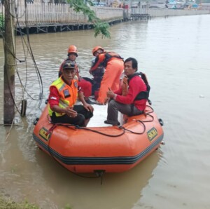 Buruh Bangunan Ceburkan Diri ke Sungai Karang Mumus