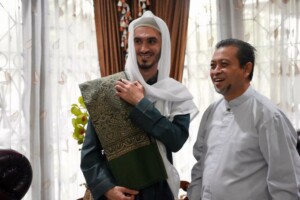 Terima Kunjungan Imam Masjid Palestina, Wagub Kaltim Berikan Cindramata Serban Hijau