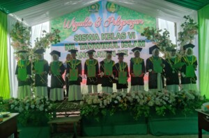 MI Tanwirul Islami Mewisuda 11 Siswa Angkatan Pertama