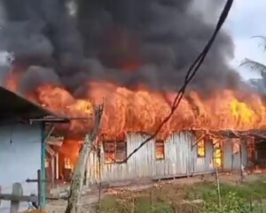 Kebakaran Landa Pemukiman Warga di Perbukitan Jalan Milono