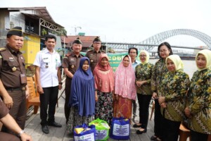 Sambut Hari Bhakti Adhyaksa ke-63, Kejati Kaltim Bagikan 500 Paket Sembako