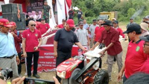 Bupati Kukar Serahkan Bantuan Pada Petani dan Nelayan di Sebulu