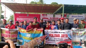 Bupati Kukar Berikan Bantuan Pada Puluhan Pokdakan dan KUB di Mangkurawang