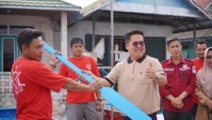 Wabup Kukar Serahkan Bantuan Perahu dan Bibit Udang Pada Masyarakat Perikanan di Muara Badak