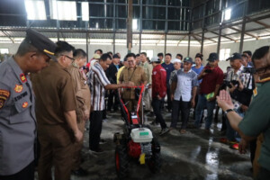 Wabup Rendi Solihin Serahkan Bantuan Kepada Gapoktan Samboja Barat dan Samboja