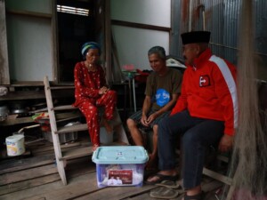 Sambangi Warga Dusun Ketenuq, Bupati Kukar Bagikan Paket Ramadan