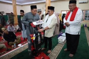 Wabup Kukar Serahkan Bantuan di Marangkayu