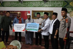 Wabup Kukar Beri Santunan Keluarga Prasejahtera di Desa Muara Pantuan