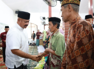 Kunjungi Masjid Al Fajar, Bupati Kukar Salurkan Bantuan Perlengkapan Ibadah hingga Sembako