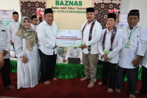 Bupati Kukar Salurkan Zakat Mal ke BAZNAS