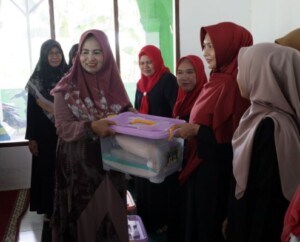 Camat Tenggarong Serahkan Paket Sembako untuk 14 Kelurahan dan Desa
