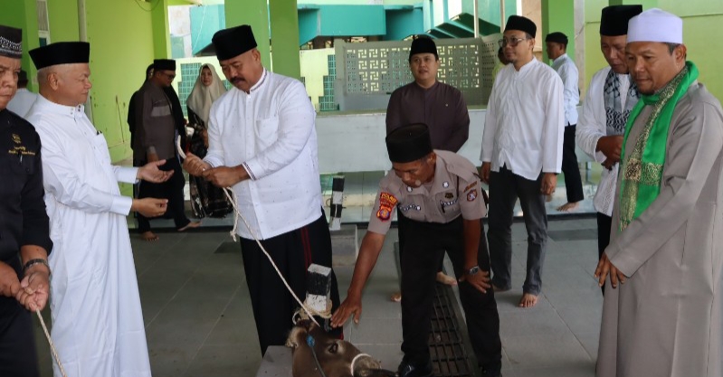 Bupati Kukar Serahkan Hewan Kurban ke Masjid Agung SAMS Tenggarong