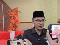 Wakil Ketua DPRD Kukar Serahkan Bantuan Papan Interaktif untuk Kepala Desa