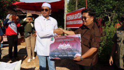 Wabup Kukar Serahkan Bantuan Program Dedikasi Kukar Idaman di Desa Sidomulyo