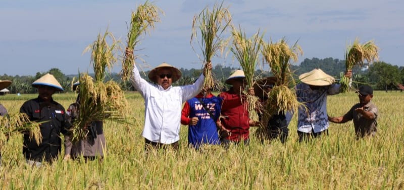 Dukung Pertanian, Bupati Kukar Serahkan Polis Asuransi untuk Petani