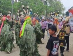 Tampilkan Tari Hudoq, Kecamatan Kembang Janggut Meriahkan Pawai Pembangunan