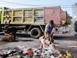 Usai Demo 21 April Kaltim, Ratusan Petugas DLH Samarinda Bersihkan Lokasi