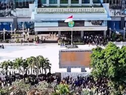 Ribuan Massa Kepung Kantor Gubernur Kaltim, Aksi 21 April Berujung Terobos Pagar