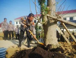 Kapolda Kaltim Tanam Pohon Penanaman Pohon hingga Tebar Bibit Ikan untuk Masa Depan