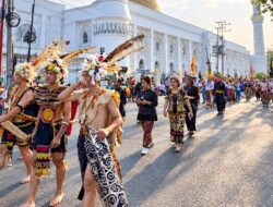 Kostum Unik Pukau Warga di Mahakam Mask Carnival 2026